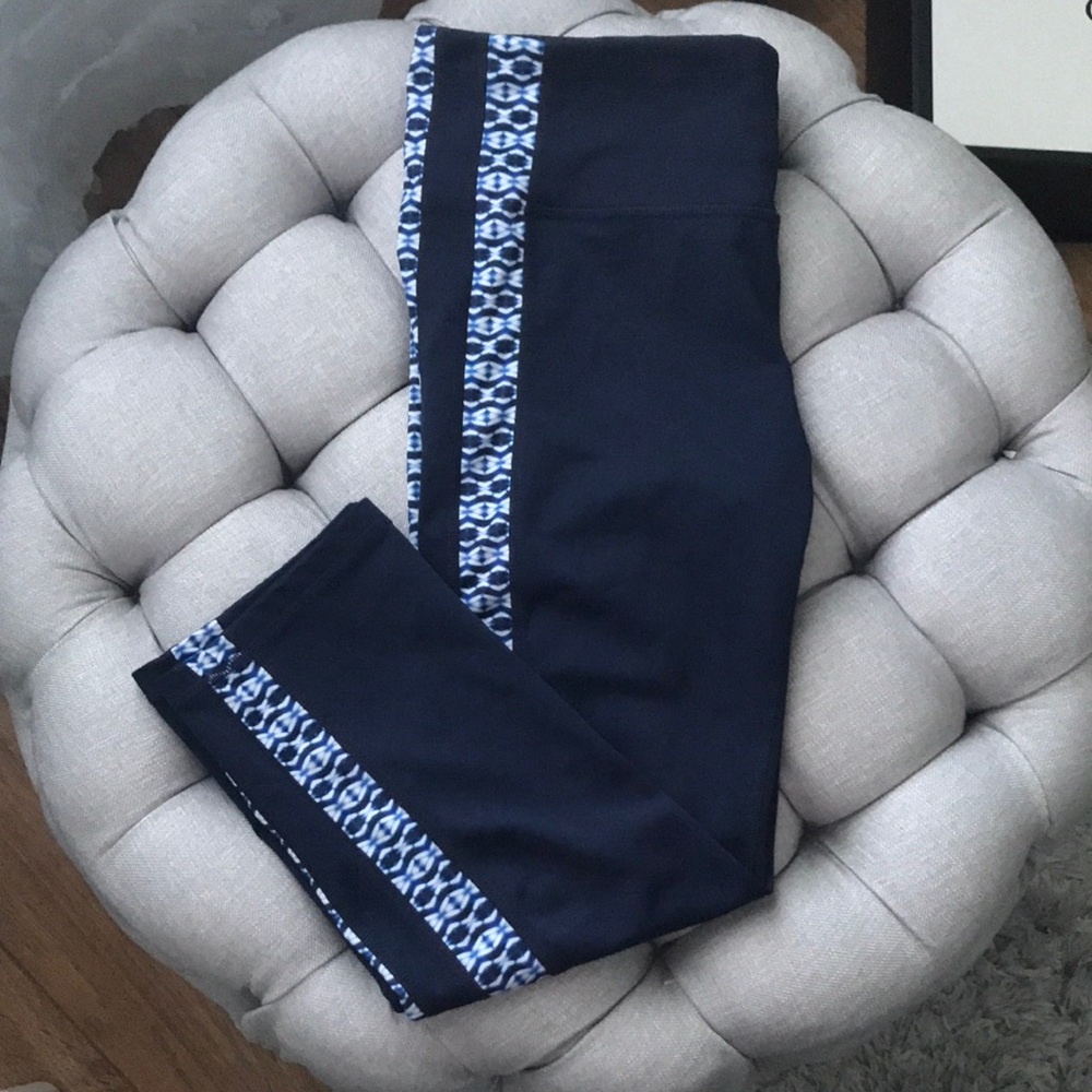 GapFit Navy Blue Lined with Print Stripes Cropped Athletic Leggings Size Small